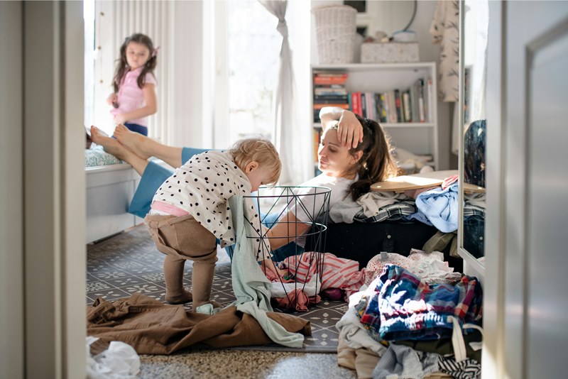 Mutter mit Kindern Messie Wohnung